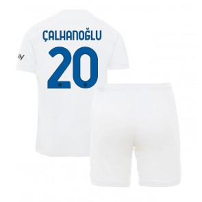 Inter Milan Hakan Calhanoglu #20 Replika Babytøj Udebanesæt Børn 2023-24 Kortærmet (+ Korte bukser)